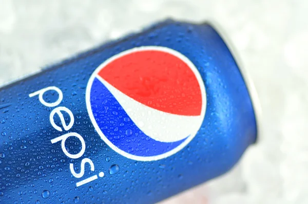 Lata de Pepsi beber no gelo — Fotografia de Stock
