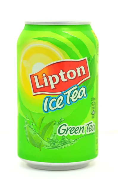 Plechovku lipton ledový čaj pít na ledě — Stock fotografie