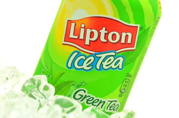 Lata de Lipton Ice Tea bebida no gelo — Fotografia de Stock