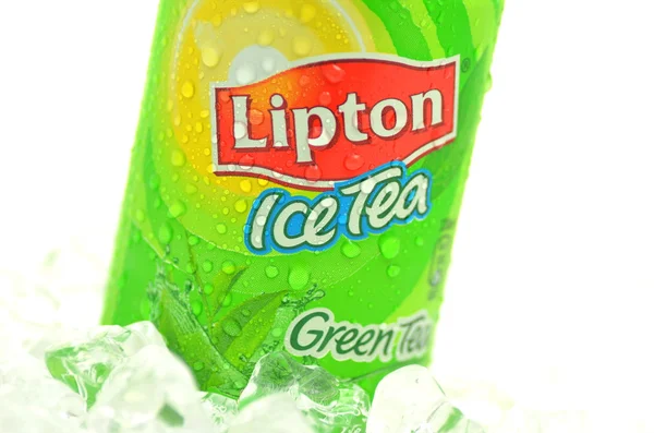 Lata de Lipton Ice Tea bebida no gelo — Fotografia de Stock