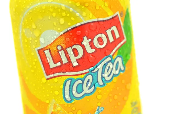 Kan av lipton ice tea dryck på is — Stockfoto