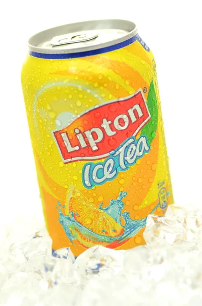 Can of Lipton Ice Tea drink on ice — Stock Photo, Image