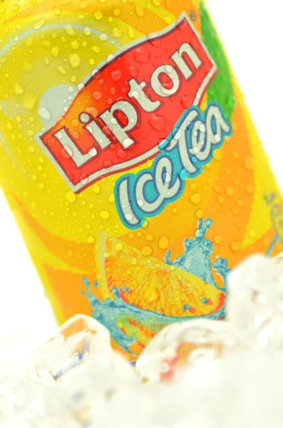 Lata de Lipton Ice Tea beber sobre hielo —  Fotos de Stock