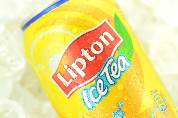 Kan av lipton ice tea dryck på is — Stockfoto