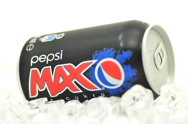 Plechovka pepsi max nápoj izolovaných na bílém — Stock fotografie