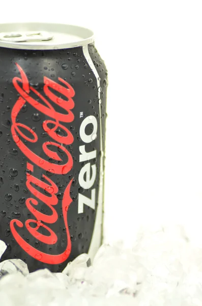 Dose Coca-Cola Zero Drink auf Eis — Stockfoto