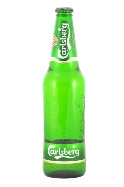 Beyaz arka plan üzerinde izole carlsberg bira