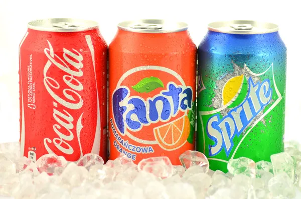 Blikje coca-cola, fanta en sprite dranken op ijs — Stockfoto