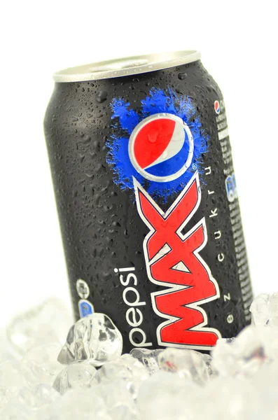 Kan van pepsi max drank op ijs — Stockfoto