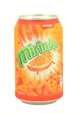 Beyaz arka plan üzerinde izole mirinda içeceği olabilir