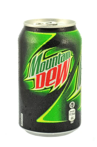 Lata de Mountain Dew bebida aislada en blanco —  Fotos de Stock