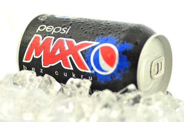 Pepsi max içecek buz üzerinde olabilir — Stok fotoğraf