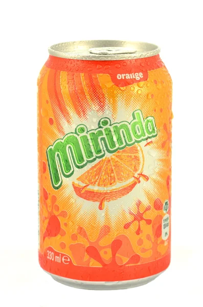 Lata de Mirinda beber isolado no fundo branco — Fotografia de Stock