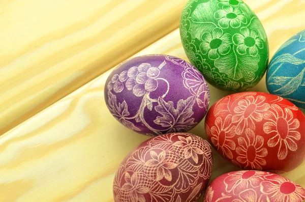 Coloridos huevos de Pascua hechos a mano arañados en una mesa —  Fotos de Stock