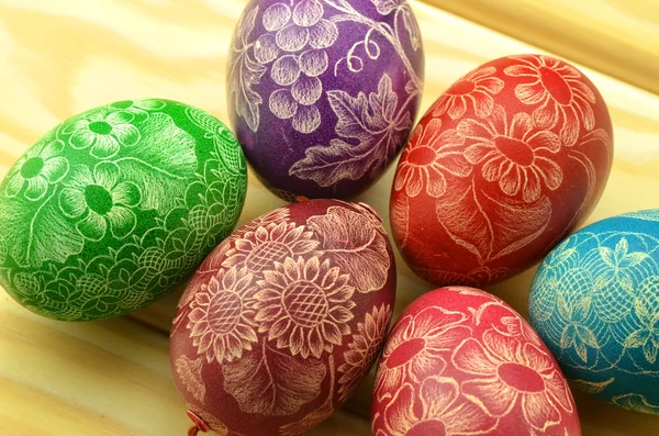 Coloridos huevos de Pascua hechos a mano arañados en una mesa —  Fotos de Stock