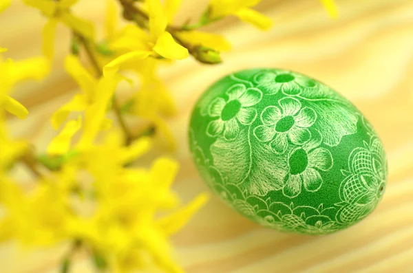 Traditionelle zerkratzte handgefertigte Ostereier und Forsythie-Blumen — Stockfoto