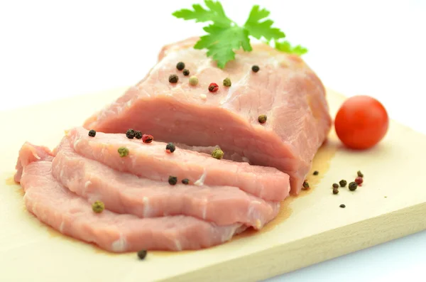 Сырое мясо свинины на разделочной доске изолировано на белом — стоковое фото