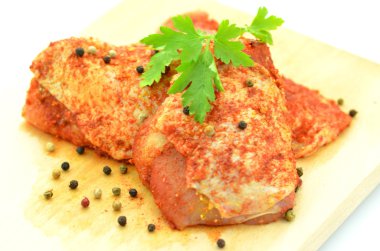 çiğ tavuk eti üzerinde beyaz izole kesme tahtası üzerinde