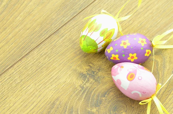 Coloridos huevos de Pascua acostados en una mesa —  Fotos de Stock