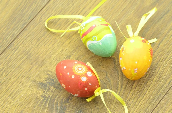 Ovos de Páscoa coloridos deitados em uma mesa — Fotografia de Stock