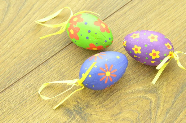 Coloridos huevos de Pascua acostados en una mesa —  Fotos de Stock