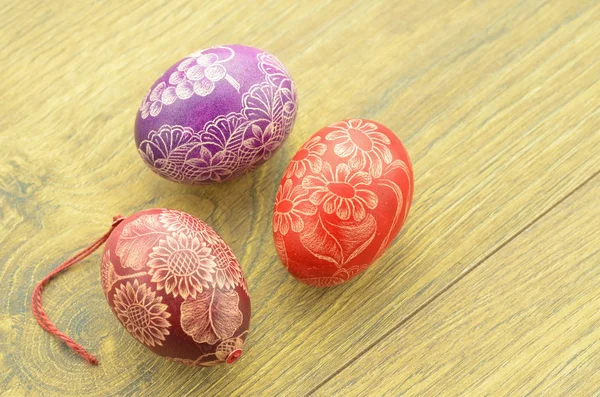 Ovos de Páscoa feitos à mão arranhados coloridos em uma mesa — Fotografia de Stock