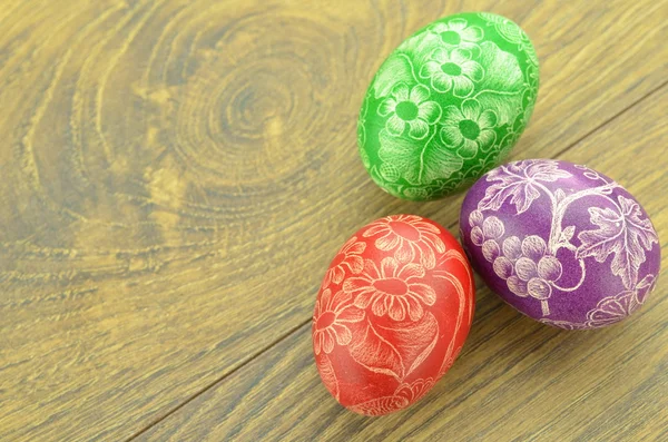 Coloridos huevos de Pascua hechos a mano arañados en una mesa — Foto de Stock