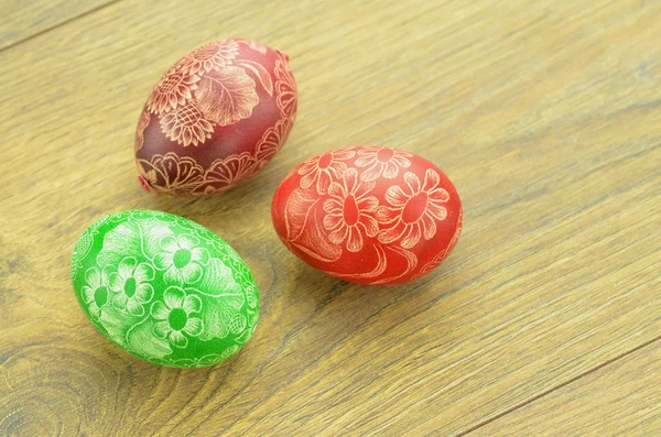 Ovos de Páscoa feitos à mão arranhados coloridos em uma mesa — Fotografia de Stock