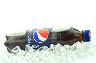 pepsi içki üzerine beyaz izole şişe