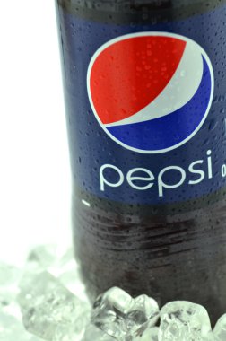 pepsi içki üzerine beyaz izole şişe