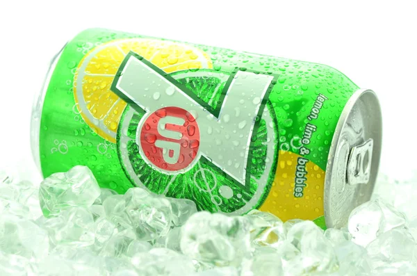 Kan av 7 upp drink på isen isolerad på vit — Stockfoto