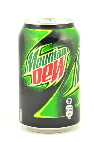 Lata de Mountain Dew beber isolado em branco — Fotografia de Stock