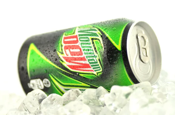 Lata de Mountain Dew bebida aislada en blanco —  Fotos de Stock