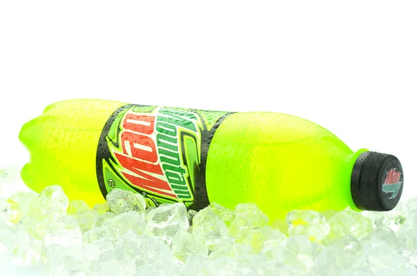 Garrafa de Mountain Dew beber no gelo isolado em branco — Fotografia de Stock