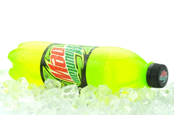 Bouteille de boisson Mountain Dew sur glace isolée sur blanc — Photo