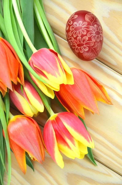 Scratched handmade Easter egg and tulip flowers — Stock Photo, Image
