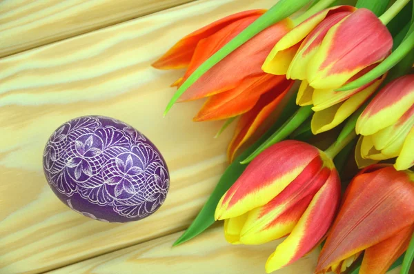 Scratched handmade Easter egg and tulip flowers — Stock Photo, Image