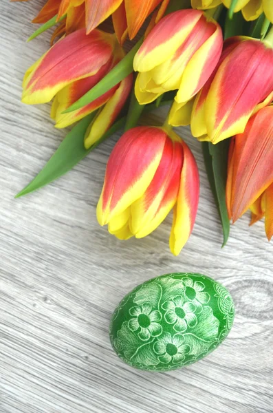 Ovo de Páscoa feito à mão riscado e flores de tulipa — Fotografia de Stock