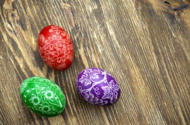 ahşap bir masa üzerinde güzel çizilmiş El yapımı Paskalya yumurtaları