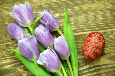 el yapımı Paskalya yumurtası ve Lale çiçek çizik