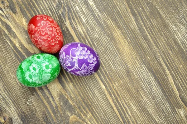 Hermosos huevos de Pascua hechos a mano arañados en una mesa de madera —  Fotos de Stock