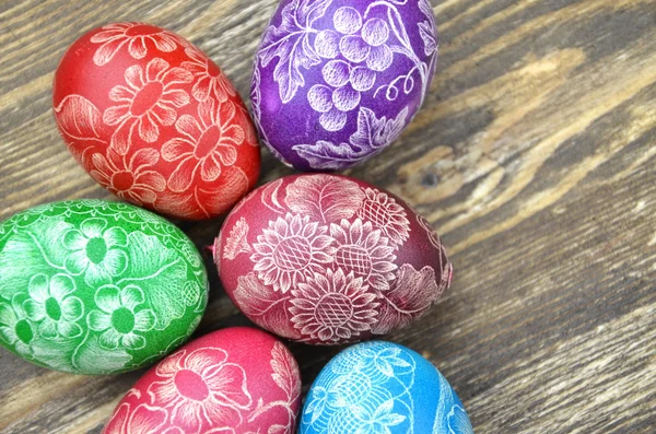 Hermosos huevos de Pascua hechos a mano arañados en una mesa de madera — Foto de Stock