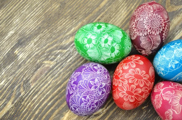 Mooie bekrast handgemaakte Pasen eieren op een houten tafel — Stockfoto