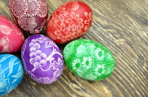 Hermosos huevos de Pascua hechos a mano arañados en una mesa de madera — Foto de Stock