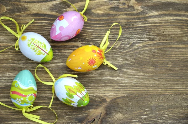 Coloridos huevos de Pascua acostados en una mesa —  Fotos de Stock