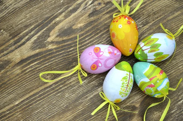 Masanın üzerinde yatan renkli Paskalya yumurtaları — Stok fotoğraf