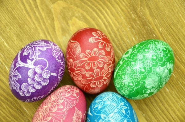 Belos ovos de Páscoa artesanais riscados em uma mesa de madeira — Fotografia de Stock