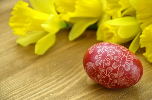 Beautiful scratched handmade Easter egg and daffodil flowers — Stock Photo, Image