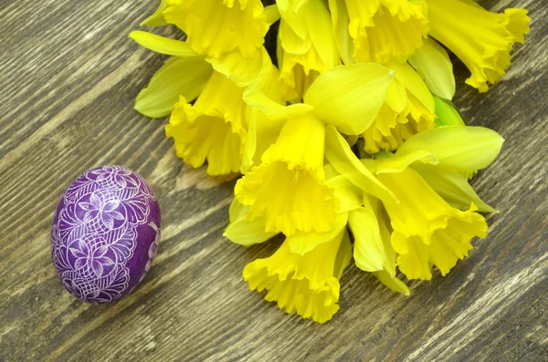 Beautiful scratched handmade Easter egg and daffodil flowers — Stock Photo, Image