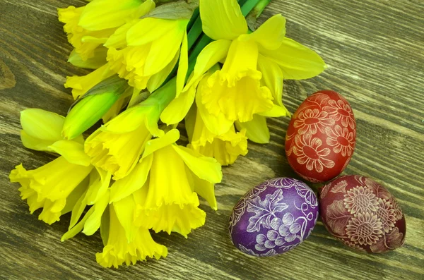 美しい傷手作りイースターエッグと水仙の花 — ストック写真